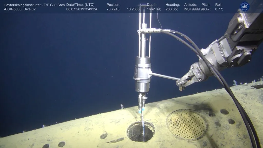 Odběr vzorků z ponorky Komsomolec