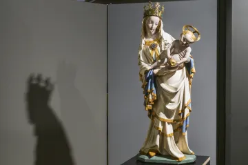 Plzeň vystavuje své nejvzácnější dílo. Socha madony z dob Karla IV. je k vidění jen deset dní