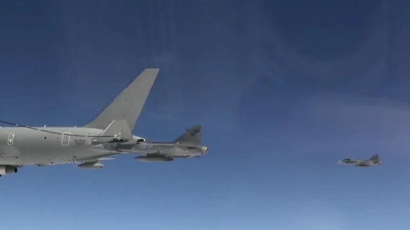 Gripen doplňuje palivo za letu