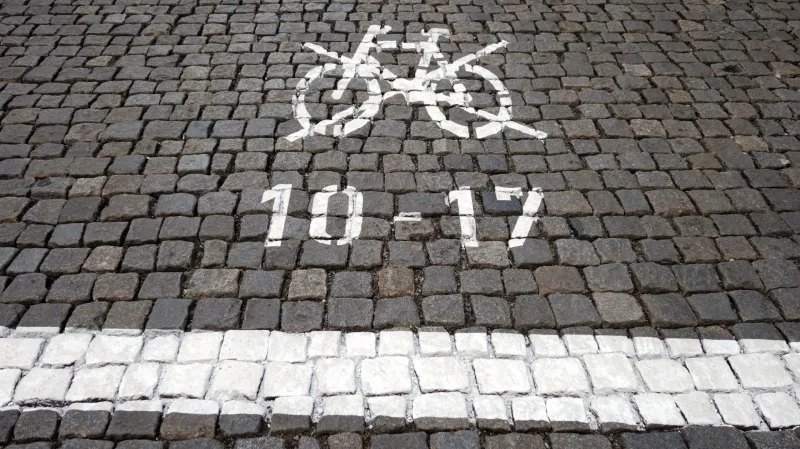 Zákaz je kromě značek vyznačen i bílými čarami a piktogramy na chodnících a vozovkách