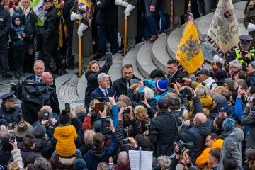 O bezpečnost prezidenta se nestarají jen osobní strážci, ale i pyrotechnici či policisté v davu