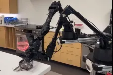 Vaří i uklízí. Google představil nového robota. Učí se rychle a zvládne skoro všechno