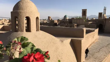 Výhled na pouštní město Jazd