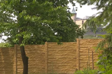 V ochranném pásmu pod hradem Kunětická hora vyrostl nelegální betonový plot