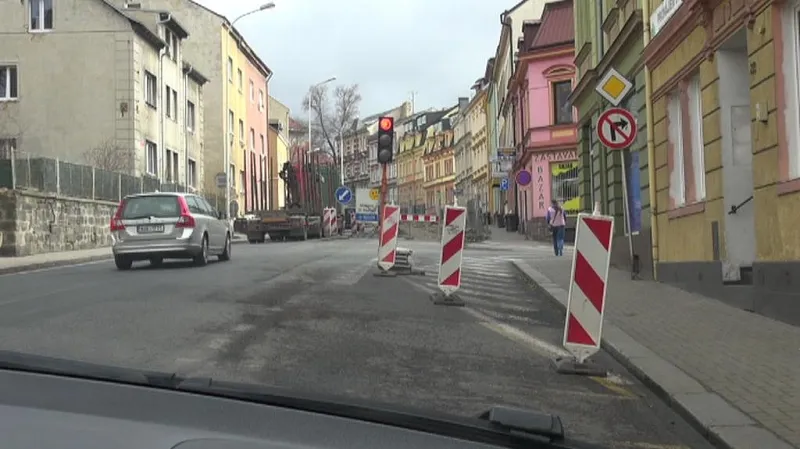 Přestože je na semaforu červená, auta jedou dál