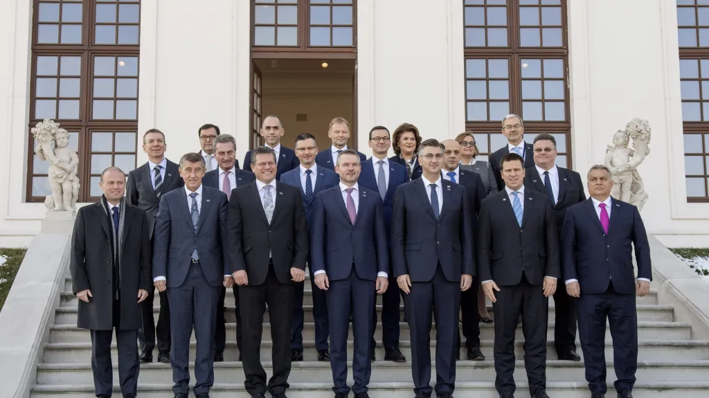 Zástupci 16 nových a chudších zemí EU ze skupiny Přátel koheze na schodech v zahradě Bratislavského hradu