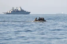 Británie a Francie posílí hlídky v Lamanšském průlivu, dají víc peněz na boj proti nelegální migraci