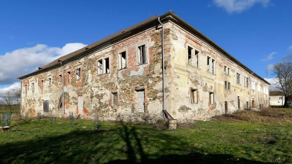 Ve čtrnáctém století na místě zámku stávala gotická tvrz, ta je v sýpce dochovaná. Následně prošla památka přestavbou. Na jejím spravování se vystřídala spousta šlechtických rodů, a to například páni z Bukovce, Rožmberkové nebo Popelové z Lobkovic. Po roce 1948 byl zámek zkonfiskován. Potom jej využívalo JZD a v roce 1990 zámek vyhořel