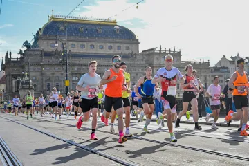 Centrem Prahy proběhli závodníci. Řada nevydržela vedro, záchranáři aktivovali traumaplán