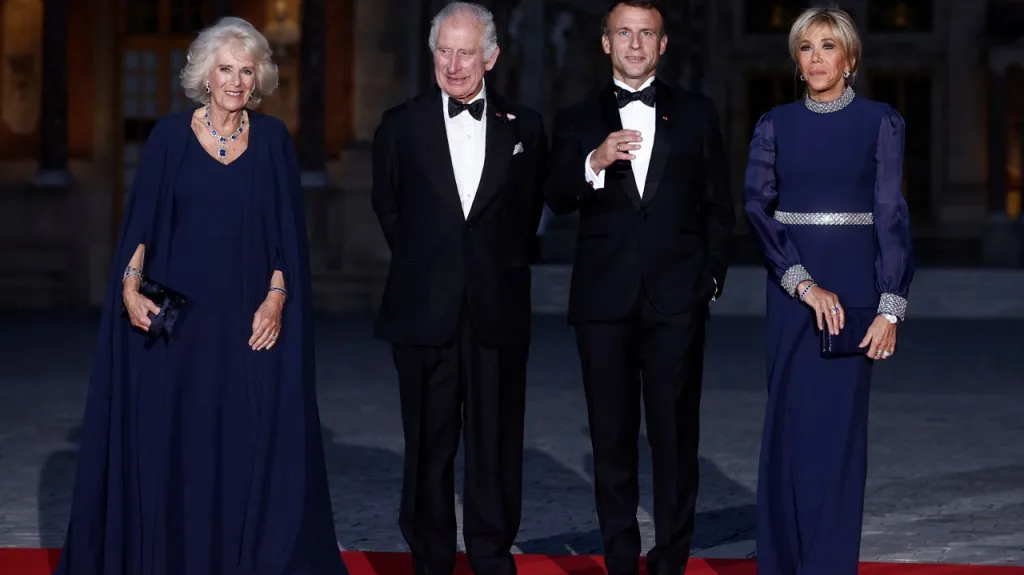 Francouzský prezident Emmanuel Macron a jeho manželka Brigitte Macronová vítají britského krále Karla III. a královnu Camillu