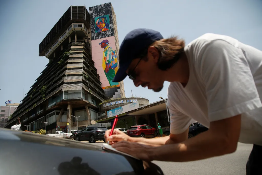 Umělci z Pobřeží slonoviny vdechli nový život abidžanské Pyramidě