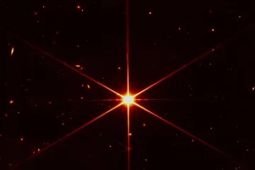 Webbův teleskop poslal první snímek pořízený jeho seřízenými zrcadly. Astronomové jsou nadšeni