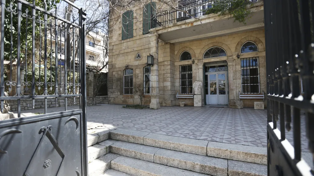 Zašlá sláva libanonského hotelu na pozadí války