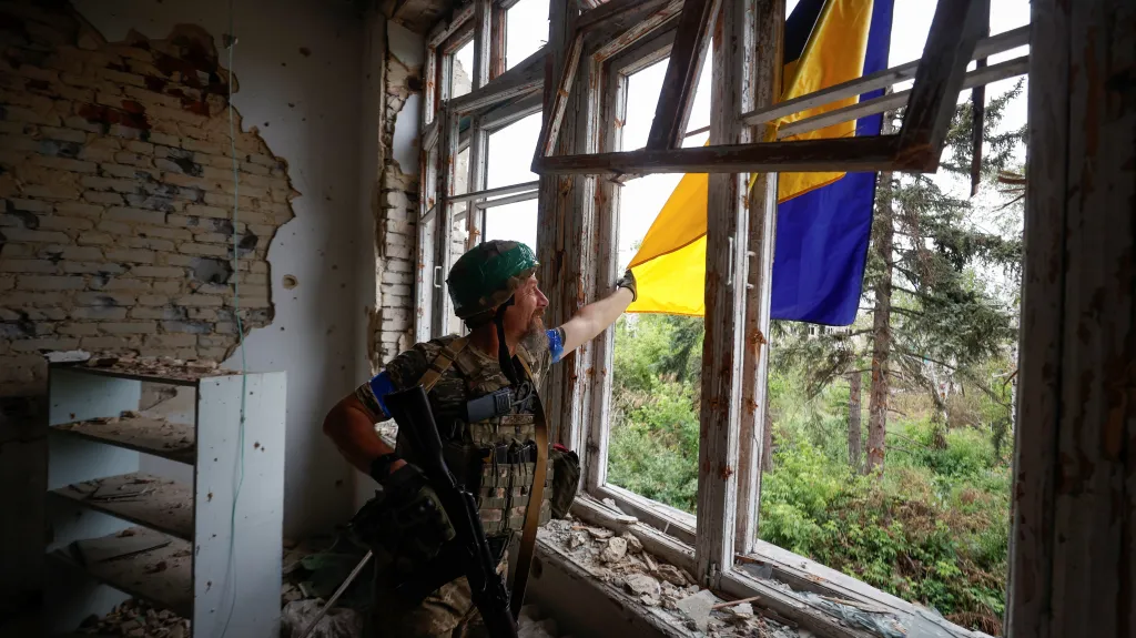 Ukrajinský voják v osvobozené vesnici Blahodatne