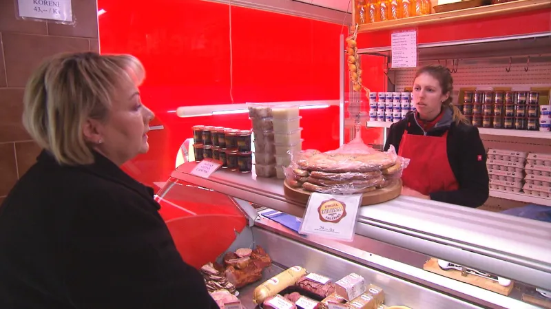 Ivana Zemanová při nákupu v řeznictví