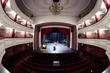 Před sto lety začali hrát na prknech olomouckého Moravského divadla česky