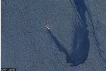 Z lodě poškozené jemenskými povstalci unikla ropa, skvrna dosahuje třiceti kilometrů