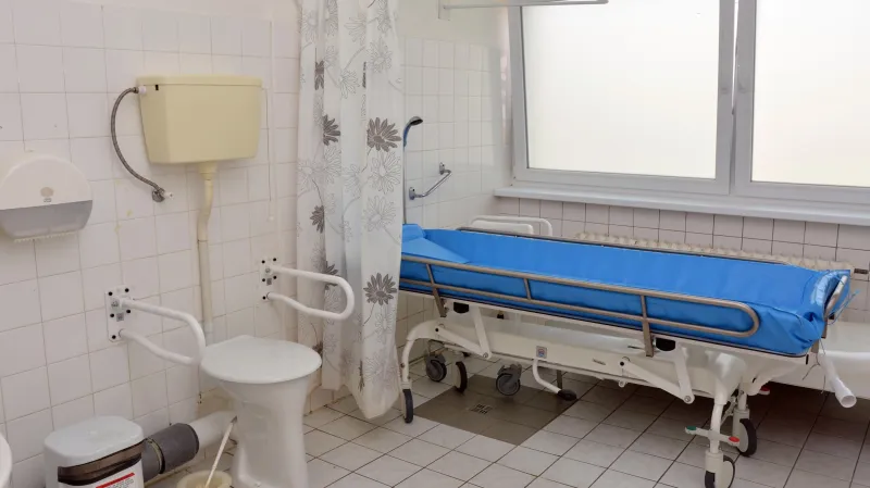 Koupelna neurologie v pavilonu před rekonstrukcí