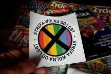 Soud zakázal šířit v Polsku nálepky proti LGBT komunitě