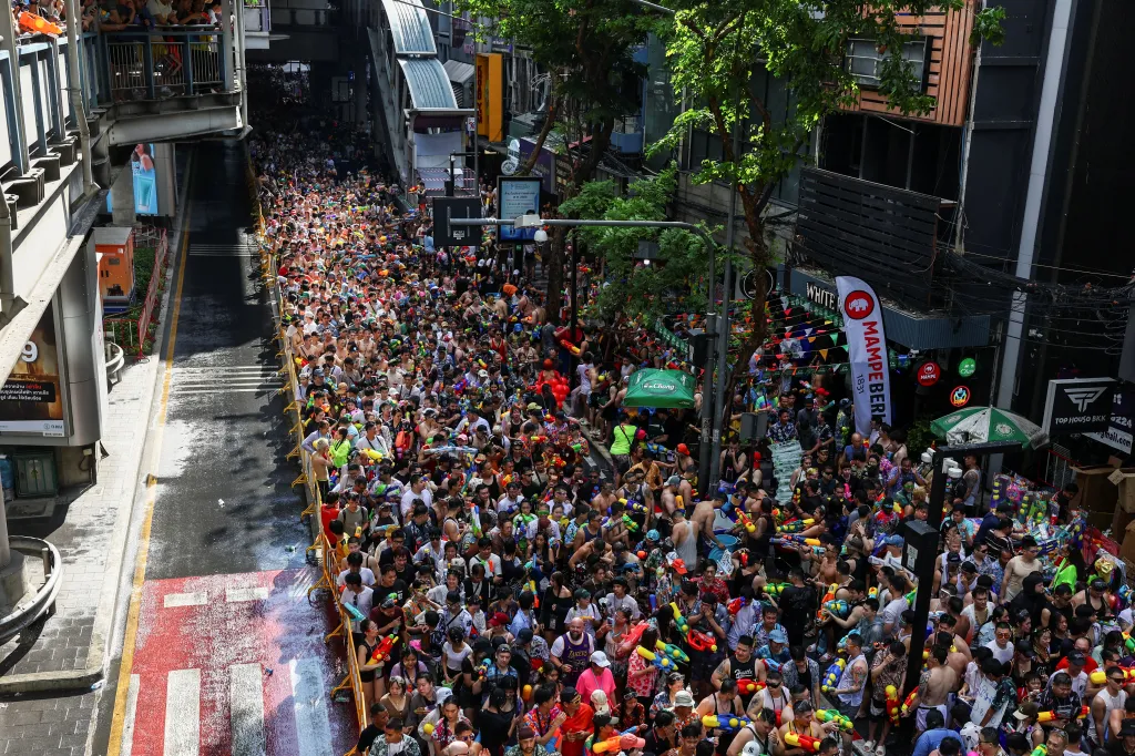 Thajský festival přilákal davy lidí na vodní bitvy