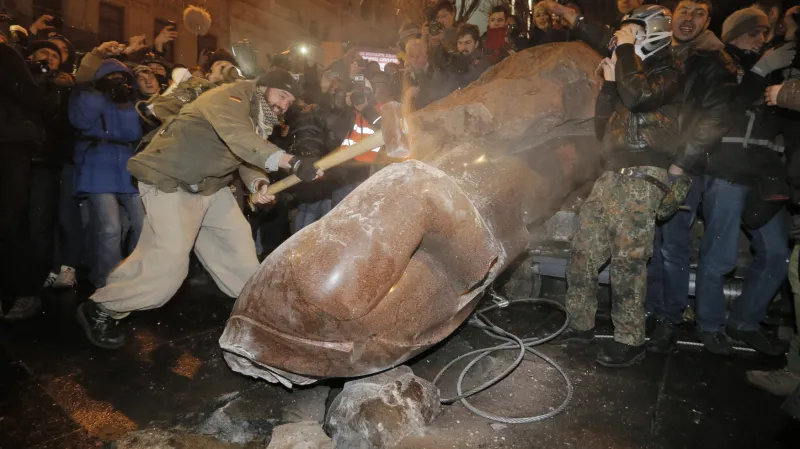 Kyjevští protestanti strhli a zničili kladivy sochu V.I.Lenina během podzimních nepokojů roku 2013 jako symbol svého nesouhlasu se směrováním země k Moskvě.