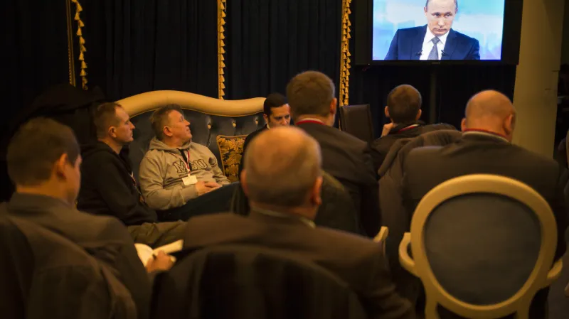 Novináři sledují Putinovu debatu s občany