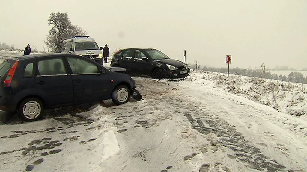 Rozbředlý sníh na silnici
