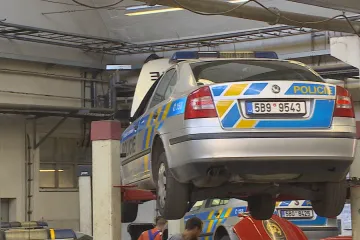 Hamáček chce protlačit nákup policejních aut soudně. V cestě mu stojí antimonopolní úřad