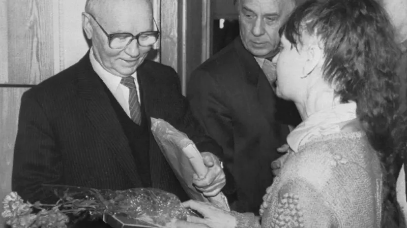 Vladimir Krjučkov přijímá květiny od jedné ze svých příznivkyň krátce poté, co vojenské kolegium na základě amnestie zastavilo proces s pučisty. Na snímku uprostřed přihlíží Gennadij Janajev