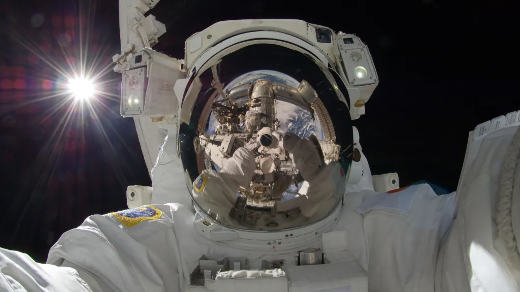 Vesmírné selfie japonského astronauta Akihika Hošideho