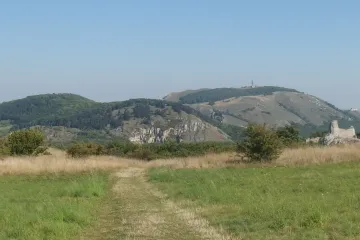 Tabulová hora na Pálavě byla v pravěku hustě osídlená. Dle artefaktů ji zničila neznámá válka