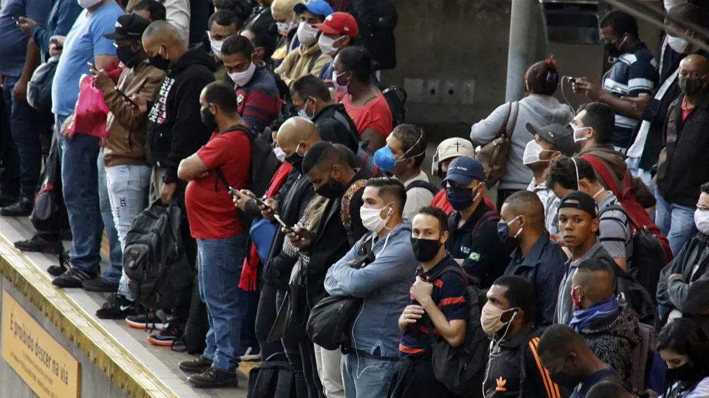 Lidé na nádraží v brazilském Sao Paulu