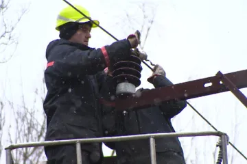 Tisíce domů zhasly, nejdřív v Čechách, potom na Moravě. Silný vítr shazuje stromy na vedení