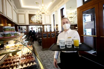 Pandemie ve světě: Rakušané odloží respirátory, vakcína Curevac nesplňuje kritéria