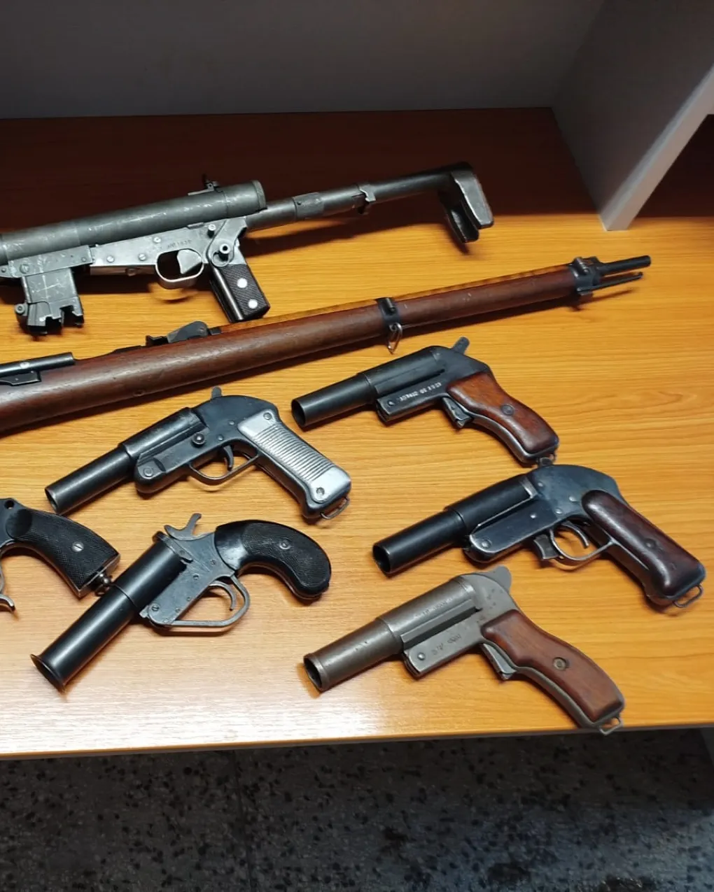 Ve zbraňové amnestii zatím lidé odevzdali stovky zbraní, náboje i granát