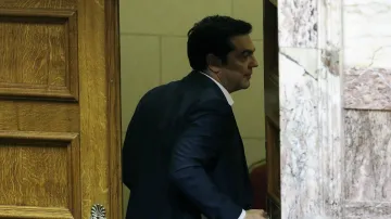 Tsipras odchází po hlasování o úsporných reformách z budovy parlamentu