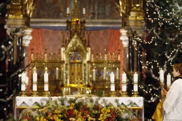 Na půlnoční mše po celé republice proudily davy lidí