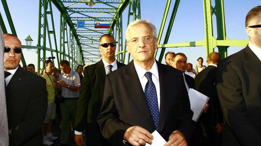 László Sólyom na hraničním mostě u Komárna