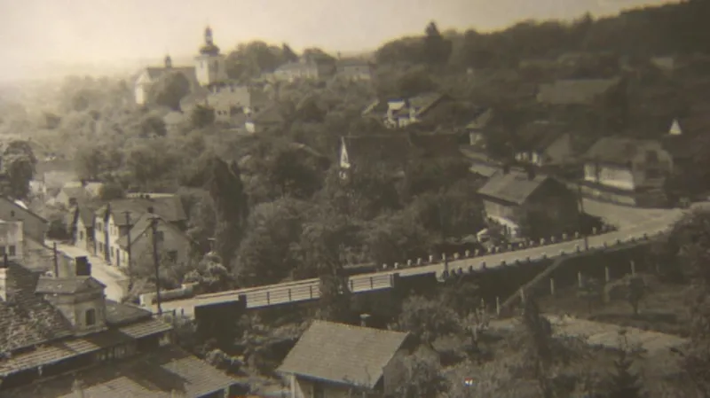 Historický pohled na Vilémov s mostem, který se zřítil v roce 2014