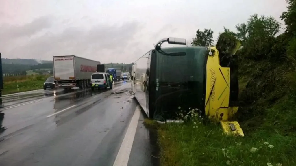 U Písku havaroval autobus se 48 dětmi