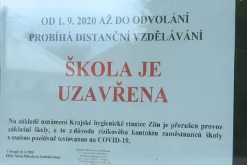 Koronavirus uzavřel dvě desítky škol, mnoho dalších přišlo o jednotlivé třídy. Pravidla karantén se ale zmírní