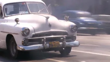 Staré americké bouráky v ulicích Kuby
