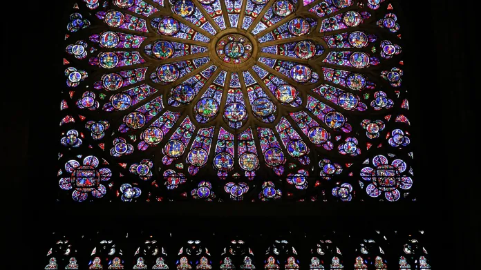 Vitrážová okna byla chloubou pařížské katedrály