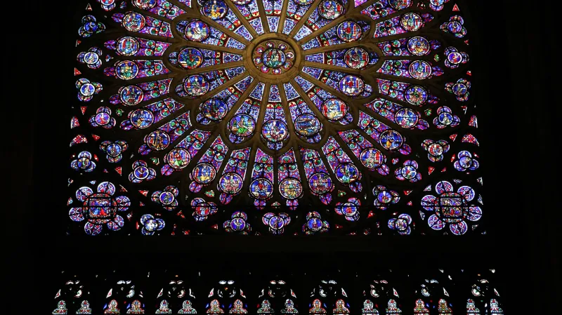 Vitrážová okna byla chloubou pařížské katedrály