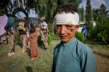Afgháncům po zemětřesení dochází jídlo i léky
