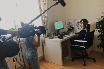 Kuchyň místo redakce. Vysoké počty nakažených vrátily novináře preventivně domů