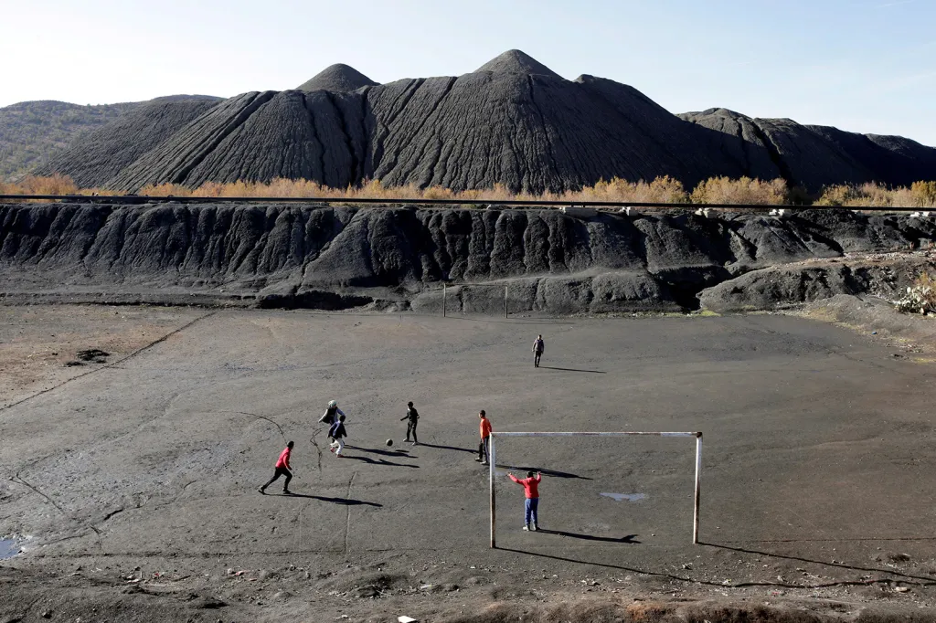 Děti hrají fotbal v bývalém uhelném dole u města Jerada v Maroku.
