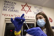 Izrael začne očkovat posilující třetí dávkou proti covidu i mladší třiceti let