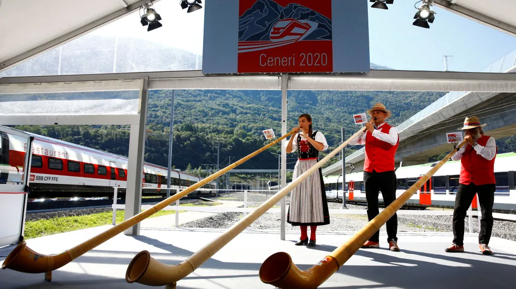 Z otevření Cenerského úpatního tunelu