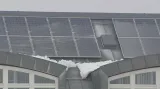 Solární panely na střeše školy